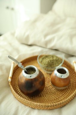 Geleneksel yerba mat çayı yatağın içinde