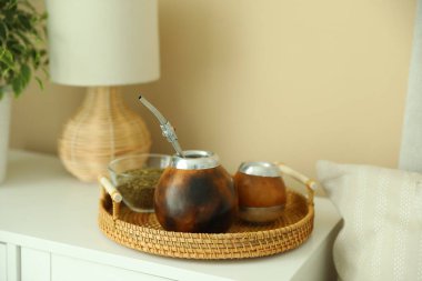 Geleneksel yerba mat çayı komodinin içinde.