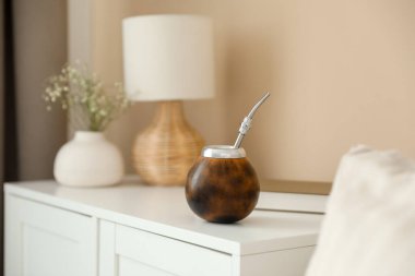 Geleneksel yerba mat çayı komodinin içinde.