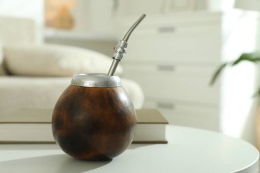 Geleneksel yerba mat çayı beyaz masa içinde.