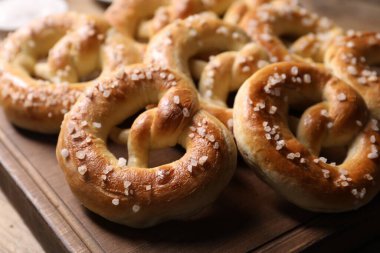 Masada bir sürü lezzetli tuzlu kraker var, yakın plan.