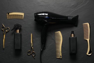 Siyah desenli arka planda farklı saç şekillendirme araçları, düz yatış