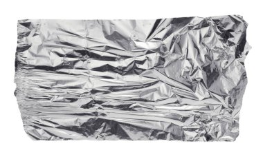 Buruşuk parlak alüminyum folyo parçası beyaz, üst görünümde izole edilmiş.