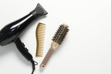 Beyaz arka planda farklı saç şekillendirme araçları, düz yatış. Metin için boşluk