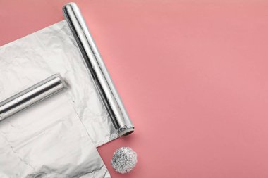 Pembe arka planda alüminyum folyo, düz. Metin için boşluk