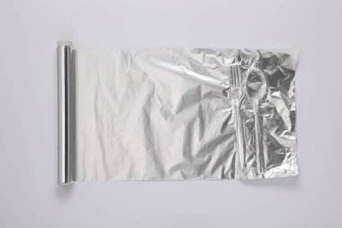 Işık arkaplanda alüminyum folyo rulosu, üst görünüm