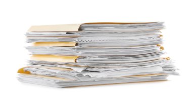 Beyaz üzerine izole edilmiş kağıtlar içeren dosya dizinleri yığını