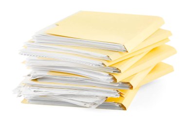 Beyaz üzerine izole edilmiş kağıtlar içeren dosya dizinleri yığını