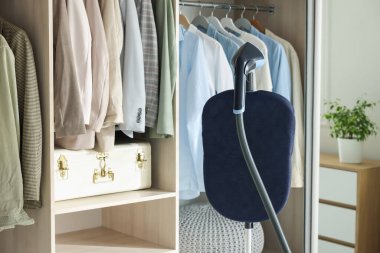 Dolabın yanında duran modern, dik vapur.