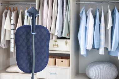 Dolabın yanında duran modern, dik vapur.