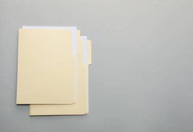 Kağıtları gri arkaplan, üst görünüm olan dosya klasörleri. Metin için boşluk