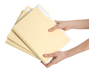 Beyaz arkaplanda kağıt dosya dizinleri tutan kadın, yakın plan