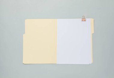 Gri arkaplan üzerinde boş sayfası olan kağıt dosya dizini, üst görünüm