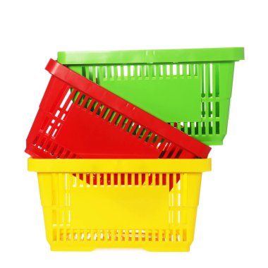 Beyaza izole edilmiş renkli alışveriş sepetleri yığını