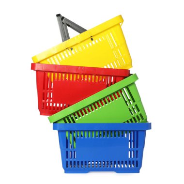 Beyaza izole edilmiş renkli alışveriş sepetleri yığını