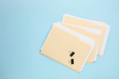 Açık mavi arkaplandaki dosya klasörleri ve klasör klipleri düz yatıyordu. Metin için boşluk