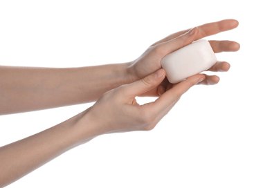 Beyaz arka planda sabun çubuğu olan kadın, yakın plan.