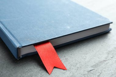 Gri desenli masa üzerinde kırmızı kurdele yer imi olan planlayıcı, yakın plan