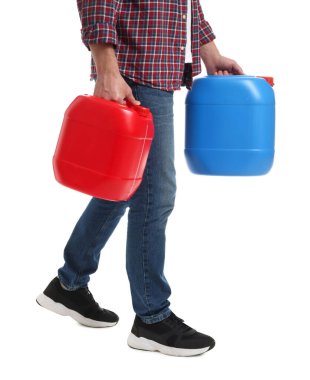 Beyaz arka planda plastik kutuları olan adam, yakın plan.