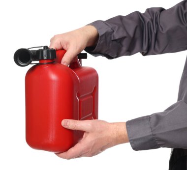 Beyaz arka planda plastik kutu tutan adam, yakın plan.