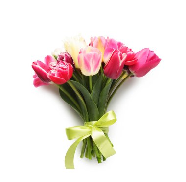 Beyaz manzaralı, güzel lalelerden oluşan bir buket.