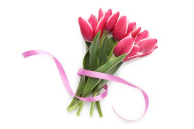 Beyaz manzaralı, güzel lalelerden oluşan bir buket.