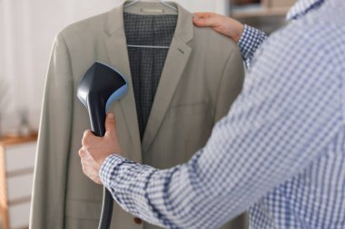 Buharlı ceketli bir adam. Buharlı vapuru içeride, yakın plan.