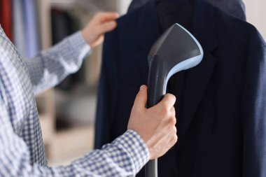 Buharlı ceketli bir adam. Buharlı vapuru içeride, yakın plan.