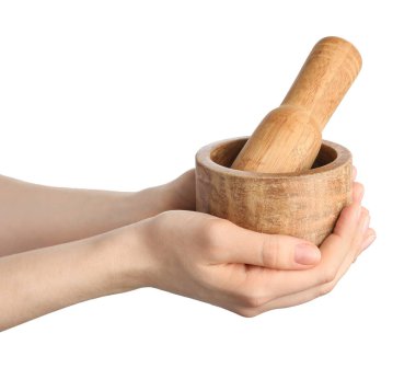 Hafif arka planda havan topu ve tokmağı olan kadın, yakın plan.