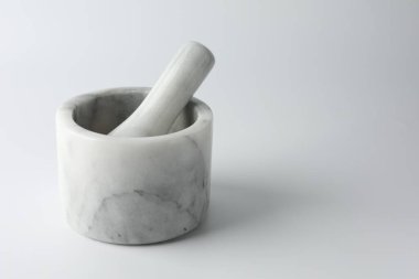 Beyaz arkaplanlı mermer havan topu, metin için boşluk