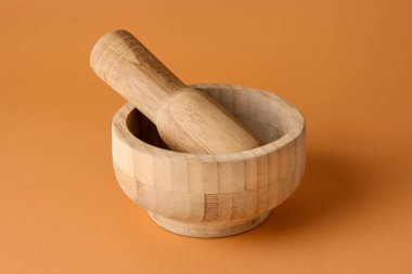 Açık kahverengi zemin üzerinde ahşap harç ve tokmak, yakın çekim