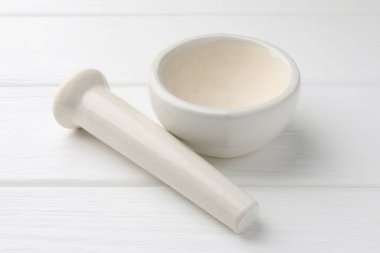 Seramik havan ve tokmak beyaz ahşap masa üzerinde, yakın çekim