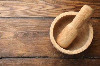 Havan topu ve tokmak ahşap masa, üst manzara. Metin için boşluk