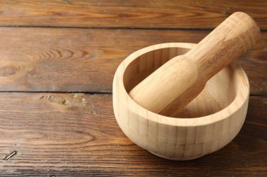 Havan topu ve tokmak ahşap masaya, yakın çekim. Metin için boşluk