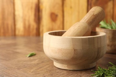 Biberiyeli havan topu ve ahşap masa, yakın plan. Metin için boşluk