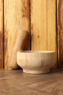 Havan topu ve tokmak ahşap masaya. Mutfak aletleri