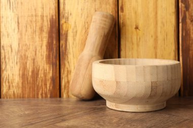 Havan topu ve tokmak ahşap masaya, yakın çekim. Metin için boşluk