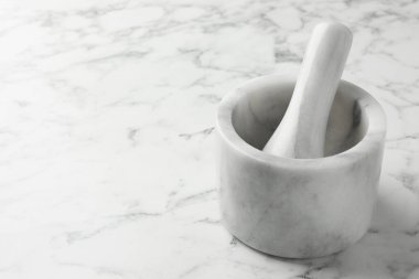 Havan topu ve tokmak beyaz mermer masa, yakın çekim. Metin için boşluk