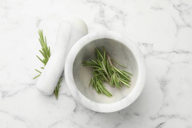 Biberiyeli havan topu ve beyaz mermer masa, düz yatıyordu.