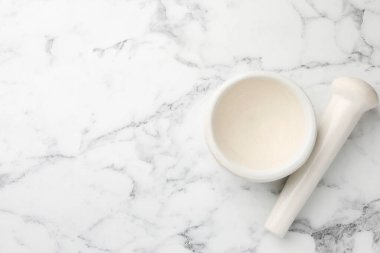 Beyaz mermer masa üzerinde seramik havan ve tokmak, üst manzara. Metin için boşluk