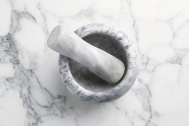 Havan topu ve tokmak beyaz mermer masa, üst görünüm