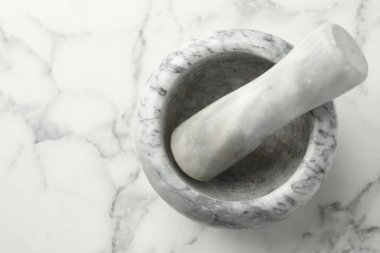 Havan topu ve tokmak beyaz mermer masa, üst manzara. Metin için boşluk