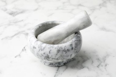 Havan topu ve tokmak beyaz mermer masa, yakın çekim