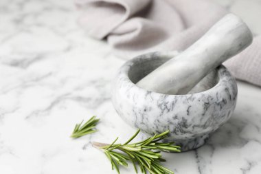 Biberiyeli havan topu, beyaz mermer masa üzerinde tokmak ve kumaş, yakın plan. Metin için boşluk