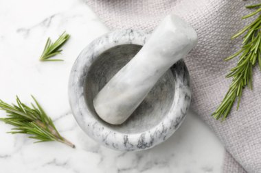 Biberiyeli havan topu, beyaz mermer masa üzerinde tokmak ve kumaş, düz yatıyordu.