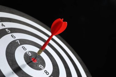 Hedef alınıyor. Siyah arkaplanda ok olan dart tahtası, yakın plan