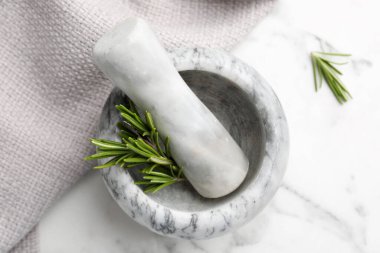 Biberiyeli havan topu, beyaz mermer masa üzerinde tokmak ve kumaş, düz yatıyordu.