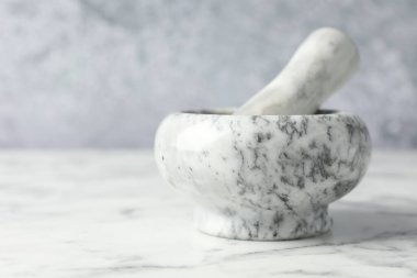 Havan topu ve tokmak beyaz mermer masa, yakın çekim