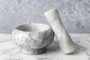 Havan topu ve tokmak beyaz mermer masa, yakın çekim