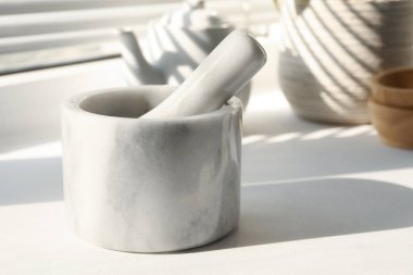 Pencere pervazına mermer havan ve tokmak, yakın plan. Metin için boşluk